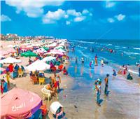شاطئ بورسعيد يستقبل الآلاف من الزائرين للاستمتاع بالأجواء الصيفية