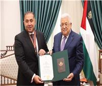 الرئيس الفلسطيني يمنح السفير المصري في رام الله وساماً تقديراً لجهوده