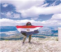 «تبهر السوشيال ميديا».. صورة شاب مصرى يصعد قمة جبال (تشفرسنيتسا) ويرفع علم مصر