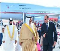 شاهد| الرئيس السيسي يستقبل بمطار العلمين ملك البحرين حمد بن عيسى آل خليفة