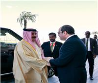 الرئيس السيسي يودع ملك البحرين بعد زيارة استغرقت عدة أيام | صور