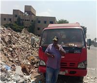 ضبط سيارة نقل تلقي مخلفات الرتش ومواد البناء بكورنيش المعصرة