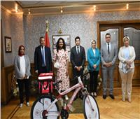 وزير الرياضة يُكرِم فتاة دليفري الإسكندرية.. ويعين طالب إبتدائي سفيراً لمبادرة "دراجتك صحتك"