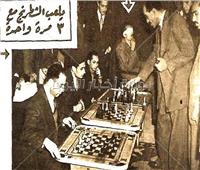 لاعب شطرنج مصري بالأربعينيات.. نافس 3 دفعة واحدة وهو معصوب العينين