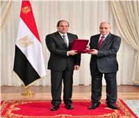 الرئيس السيسي يمنح رئيس هيئة النيابة الإدارية السابق وسام الجمهورية