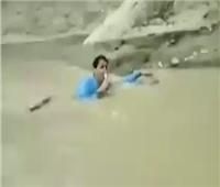 بالفيديو| مذيع باكستاني تجرفه مياه الفيضانات أثناء تقديم تقريره