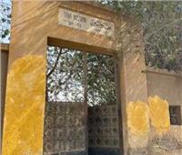 بعد بيان المحافظة.. مسح كلمة «إزالة» من على مقبرة طه حسين        