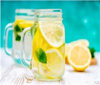 نصائح غذائية.. 5 أسباب تجعلك تضيف الليمون إلى ماء الشرب
