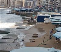 بسبب الأمواج.. إعلان الطوارئ ورفع الرايات الحمراء بشواطئ الإسكندرية | صور  