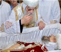 البابا تواضروس يصلي صلوات تجنيز الأنبا إيساك في الكاتدرائية المرقسية بالإسكندرية 