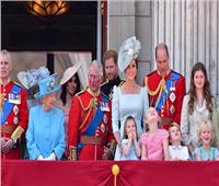أخرهم الأمير هاري وزجته .. أفراد الأسرة المالكة يصلوا إلى قصر بالمورال
