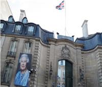 السفارة البريطانية في باريس تعلق صورة الملكة إليزابيث الثانية على أسوارها