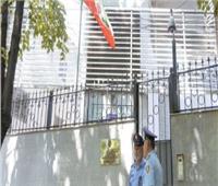 دبلوماسيون إيرانيون يحرقون وثائق قبل مغادرتهم السفارة فى ألبانيا