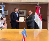 السفير المصري يسلم وزير الخارجية الأرجنتيني دعوة حضور مؤتمر المناخ