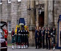 وصول نعش الملكة اليزابيث إلى قلعة هوليرود في العاصمة الاسكتلندية إدنبرة | فيديو