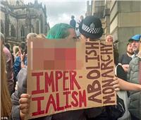 القبض على أمرأة بعد رفعها لافتة «إلغاء الملكية» في إدنبرة بأسكتلندا