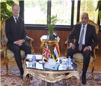 وزير الطيران يلتقي السفير البريطاني في القاهرة لتعزيز التعاون المشترك