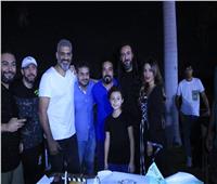 شاهد.. عيد ميلاد هاني عادل مع أسرة مسلسل «الغراب» 