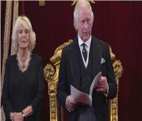 في أول زيارة بعد وفاة الملكة.. الملك تشارلز وزوجته يصلان ويلز 