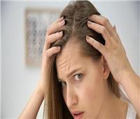 للعناية بالشعر.. كيف تمنع تساقط الشعر من قشرة الرأس؟