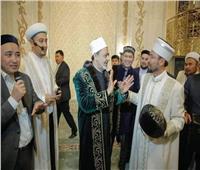في موقف مشرف.. الإمام الأكبر يتمسك بالعمة الأزهرية بكازاخستان