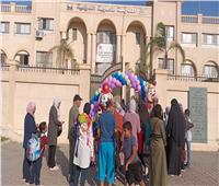 بالصور.. المدرسة المصرية الدولية تستقبل طلابها أول أيام العام الدراسي الجديد بالبلالين