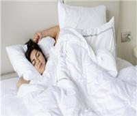 يحسن التنفس ويقاوم الصداع..  فوائد النوم على الظهر