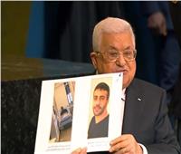 ما قصة الأسير ناصر أبو حميد الذي رفع محمود عباس صورته بالأمم المتحدة؟