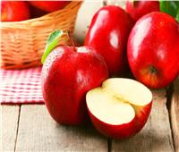 أبرزها مكافحة أمراض الكلى والسرطان.. فوائد التفاح الأحمر قبل النوم