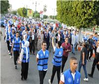 محافظ المنيا يقود مسيرة شبابية على كورنيش النيل احتفالا باليوم العالمي للسياحة