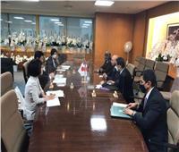 وزير النقل يلتقي مع وزير البيئة الياباني ويسلمه دعوة المشاركة في قمة COP27  