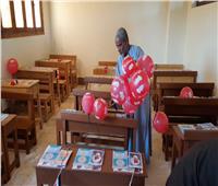 صور | توزيع «بلالين وهدايا» على طلاب الأزهر في أول يوم دراسة بقنا 