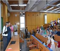 رئيس جامعة الإسكندرية يشارك الطلاب تحية العلم في أول يوم دراسي 