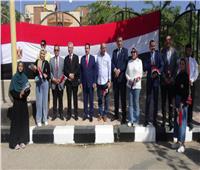 رئيس جامعة المنيا يستقبل الطلاب الجُدد والقدامى بالأعلام والهدايا 