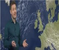 «هدومه شبه الخريطة الجوية».. مذيع يتعرض لسخرية المشاهدين في بريطانيا