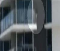 سبب الرعب للسكان.. أسترالي يتسلق نوافذ برج سكني شاهق| فيديو  