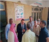رئيس مركز ملوى يتفقد مدرسة أقباط «دير أبو حنس»