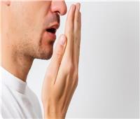باحثون: تغيير رائحة الفم ينذر بمشكلات في الكبد  