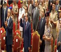 الرئيس السيسي يؤدي التحية العسكرية لأبطال الفرقة 139 صاعقة| فيديو