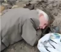 عجوز أوكراني يسقط في «الوحل» أثناء بحثه عن الطعام| فيديو