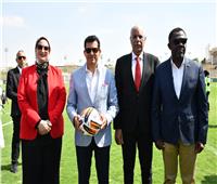 بالصور .. أشرف صبحي يداعب الكرة في افتتاح بطولة افريقيا للمدارس