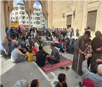 توافد المواطنين والأطفال على ساحة المسجد البدوي بطنطا.. فيديو وصور 