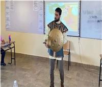 معلم يشرح درسًا عن «طومان باي» مرتديًا ملابس تاريخية