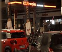 طوابير طويلة للسيارات بمحطات الوقود بفرنسا.. فيديو