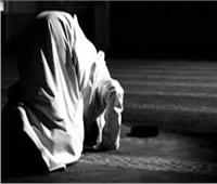 «الإفتاء»: صلاة الإمام والمأموم «عاري الرأس» صحيحة