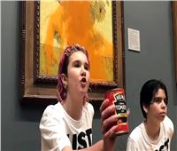 ضبط فتاتين ألقتا «شوربة الطماطم» على لوحة لـ «فان كوخ»