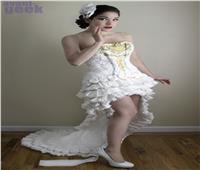 فتاة تقوم بصنع فستان زفافها باستخدام المناديل الورقية