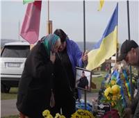 عائلات أوكرانية تبكي قتلاها بإحدى مقابر خاركيف