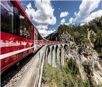 الأطول في العالم.. قطار سويسري يحقق رقمًا قياسيًا وسط الطبيعة