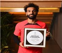محمد صلاح يتسلم شهادة ترشحه لجائزة الكرة الذهبية مع نجوم الريدز